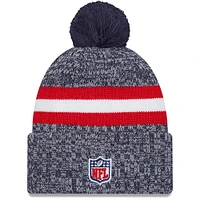 Bonnet en tricot à revers New England Patriots 2023 Sideline pour homme avec pompon bleu marine New Era