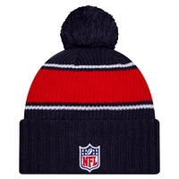 Bonnet en tricot à revers avec pompon pour homme New Era New England Patriots 2024 Sideline Sport bleu marine