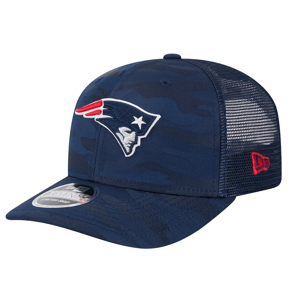 Casquette ajustable extensible à boutons-pression New Era bleu marine New England Patriots Adventure Camo Trucker 9SEVENTY pour homme