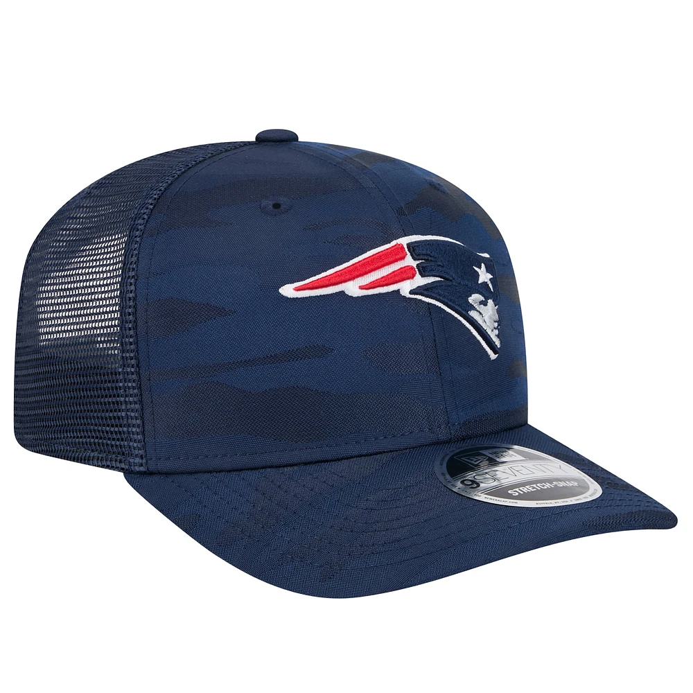 Casquette ajustable extensible à boutons-pression New Era bleu marine New England Patriots Adventure Camo Trucker 9SEVENTY pour homme