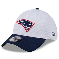 Men's New Era White/Navy England Patriots 2024 NFL Training Camp 39THIRTY Flex Hat