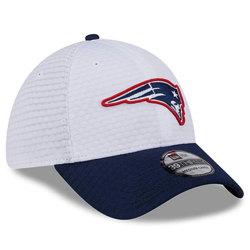 Casquette flexible 39THIRTY New Era England Patriots 2024 NFL Training Camp pour hommes, blanc/bleu marine