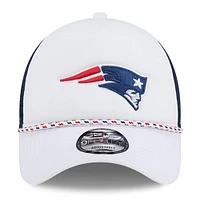 Casquette de camionneur réglable New Era New England Patriots Court Sport en mousse avec cadre en A sur le devant 9FORTY pour hommes, blanc/bleu marine