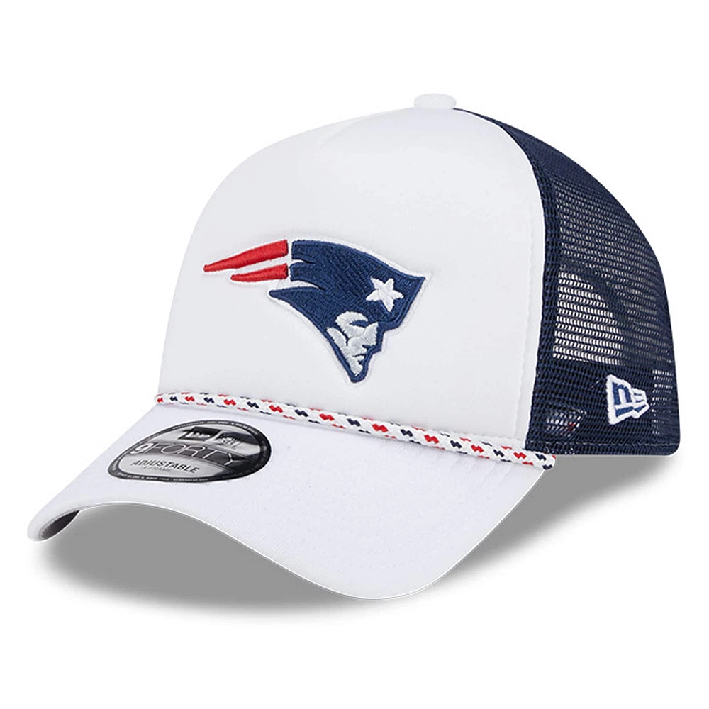 Casquette de camionneur réglable New Era New England Patriots Court Sport en mousse avec cadre en A sur le devant 9FORTY pour hommes, blanc/bleu marine