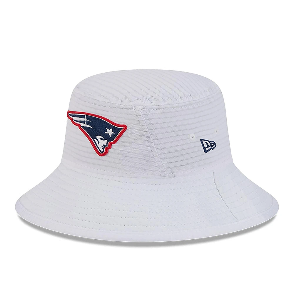 Chapeau bob extensible New Era blanc pour hommes des New England Patriots 2024 NFL Training Camp