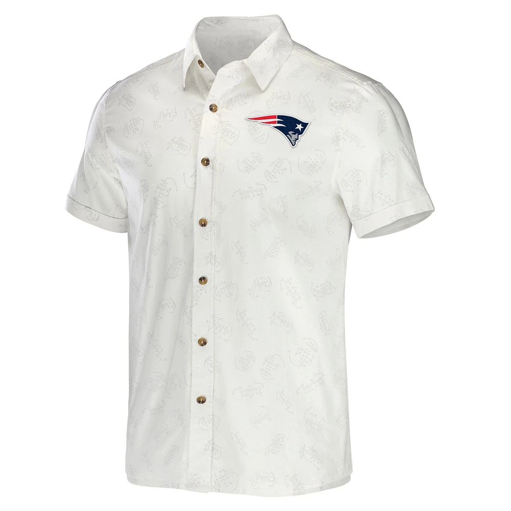 Collection NFL x Darius Rucker pour homme par Fanatics - T-shirt tissé boutonné des Patriots de la Nouvelle-Angleterre, blanc