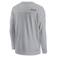 T-shirt de performance à manches longues et col en V pour homme Nike New England Patriots Sideline Coach Chevron Lock Up gris