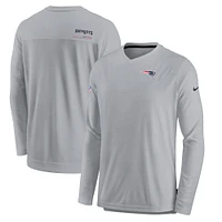 T-shirt de performance à manches longues et col en V pour homme Nike New England Patriots Sideline Coach Chevron Lock Up gris