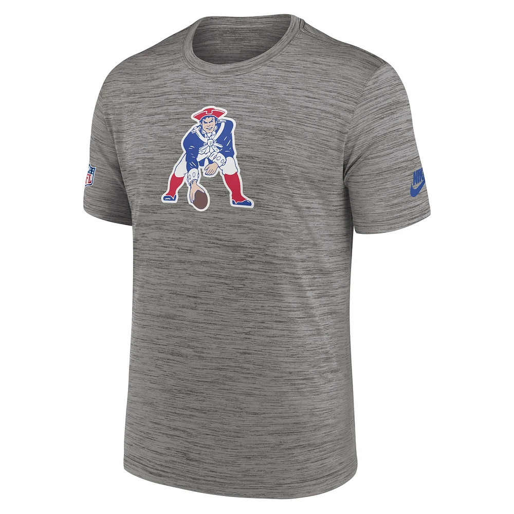 T-shirt de performance avec logo alternatif Nike Heather Charcoal pour hommes des New England Patriots 2023