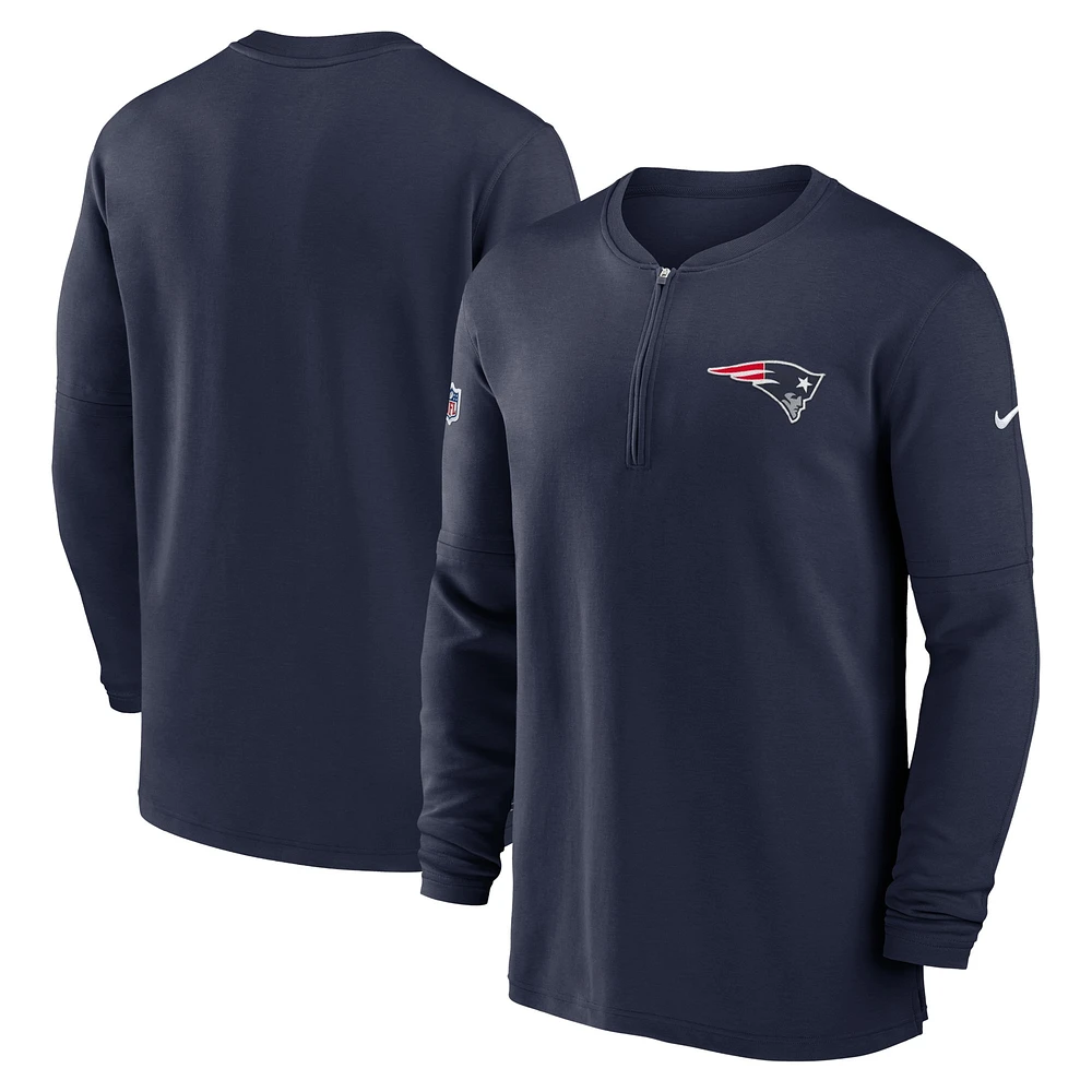 Haut Nike bleu marine New England Patriots 2023 Sideline Performance à manches longues tri-mélange et quart de zip pour homme