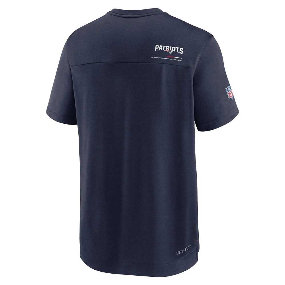 T-shirt à col en V Chevron Lock Up Performance des New England Patriots 2022 Sideline Coach Nike pour homme, bleu marine