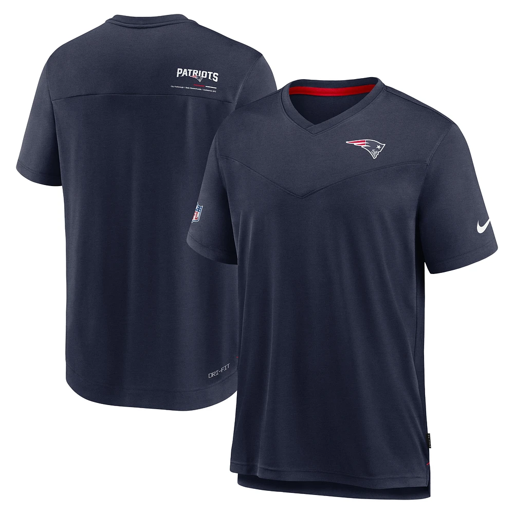 T-shirt à col en V Chevron Lock Up Performance des New England Patriots 2022 Sideline Coach Nike pour homme, bleu marine