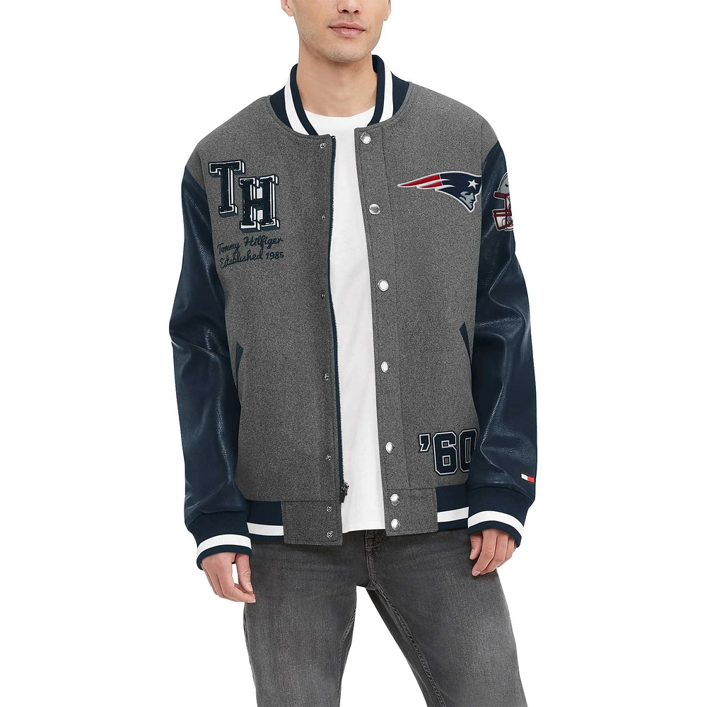 Veste universitaire entièrement zippée Tommy Hilfiger pour hommes gris chiné/marine New England Patriots Gunner