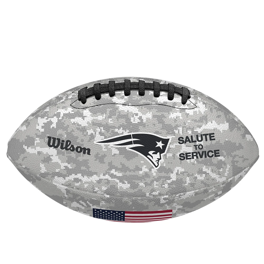 Hommage des New England Patriots 2024 au service Wilson Pro Football