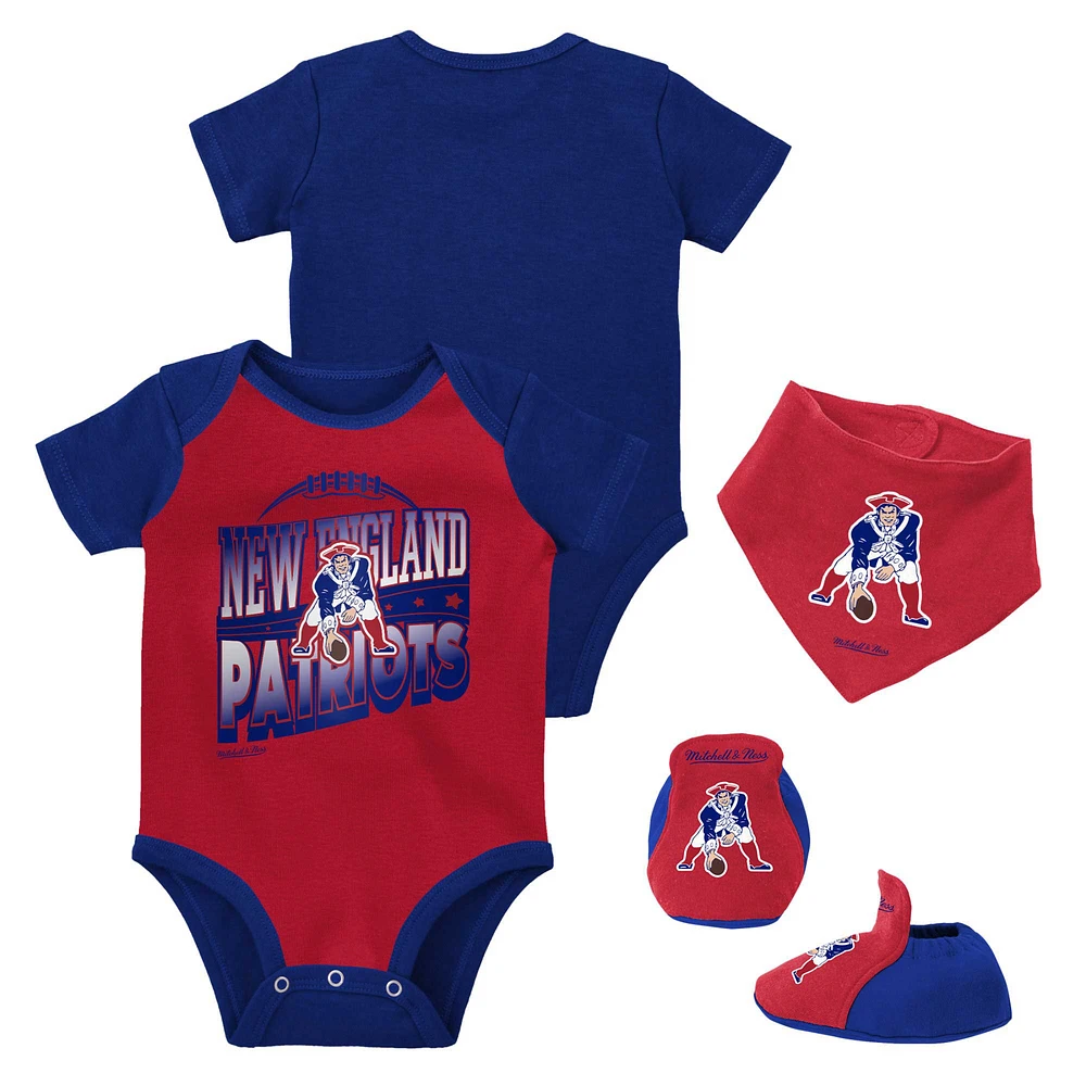 Nouveau-né et nourrisson Mitchell & Ness Rouge/Royal New England Patriots Throwback Big Score Ensemble body, bavoir chaussons