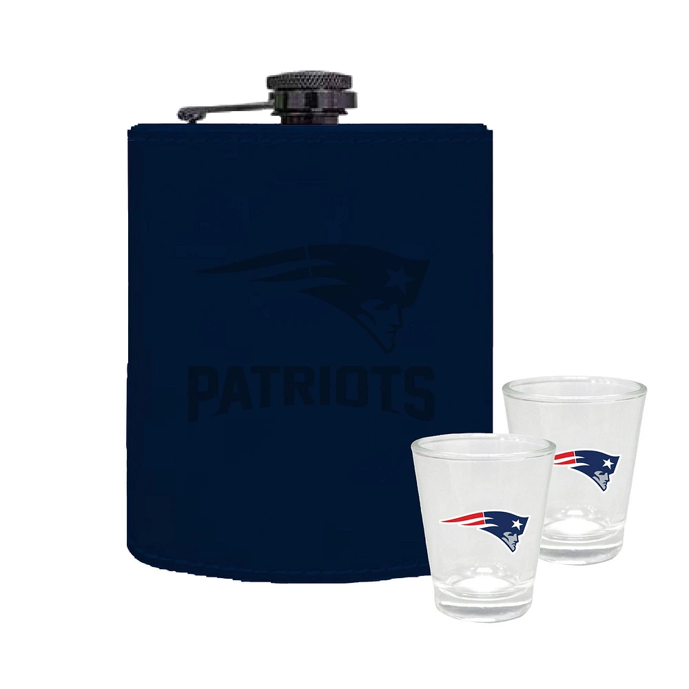 Ensemble de trois flasques en cuir de 8 oz et de verres à liqueur de 2 oz des New England Patriots de The Memory Company