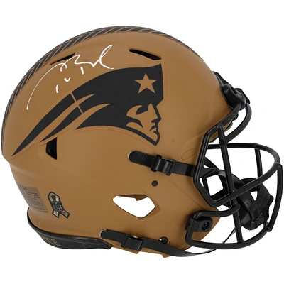 Casque authentique autographié par Tom Brady des New England Patriots Salute to Service Speed ​​2023 - Signé à l'encre blanche
