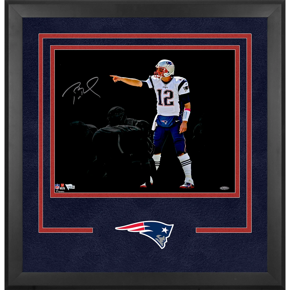 Photographie encadrée de luxe autographiée de Tom Brady des New England Patriots 16" x 20"