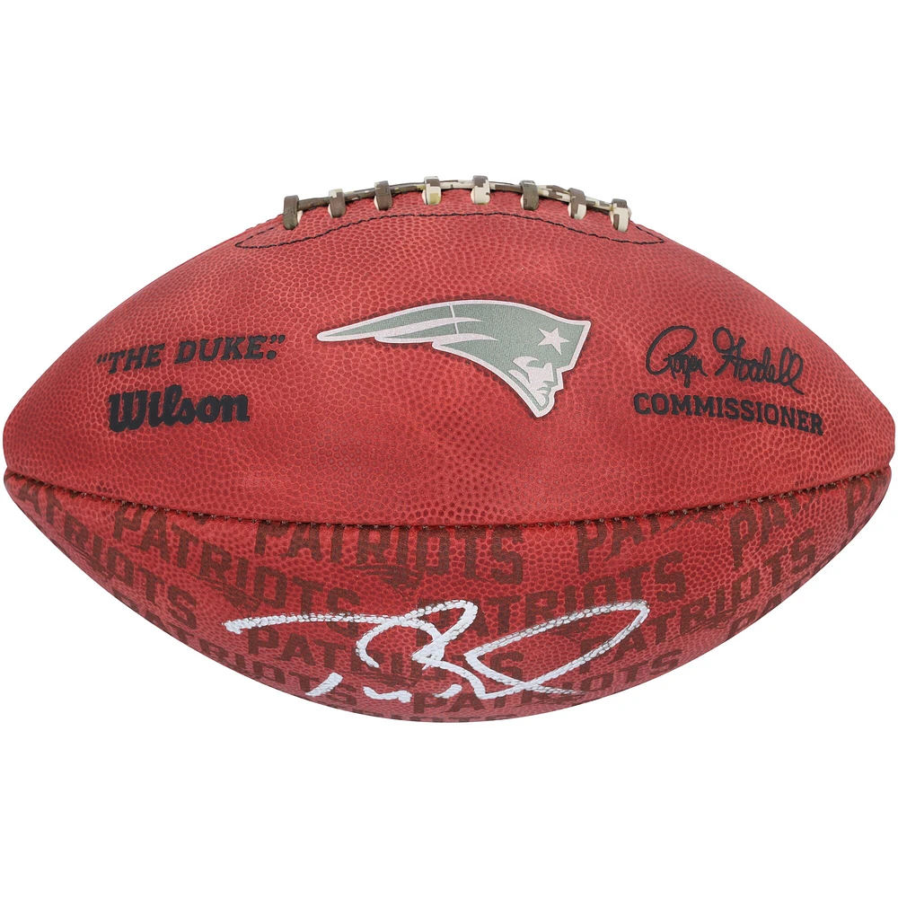 Ballon de football autographié Duke Showcase de Tom Brady par les New England Patriots