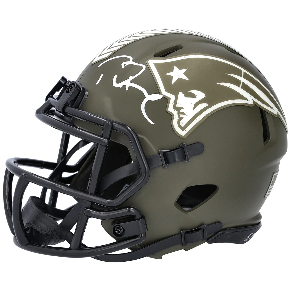 Casque Riddell 2022 Salute To Service Speed Mini autographié par Tom Brady des New England Patriots