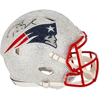 Casque Riddell Speed ​​authentique autographié par Tom Brady des New England Patriots - Illustration par Rock On Sports