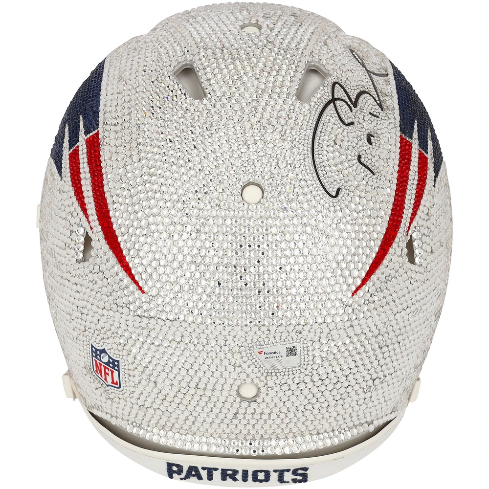 Casque Riddell Speed ​​authentique autographié par Tom Brady des New England Patriots - Illustration par Rock On Sports