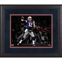 Tom Brady New England Patriots Photographie Spotlight encadrée 11"x 14" - Signature en fac-similé