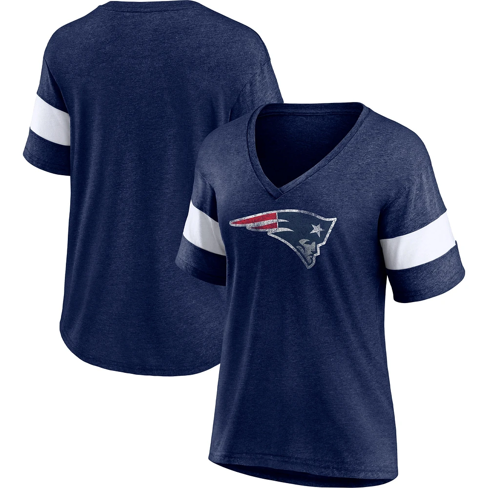 T-shirt à col en V tri-mélange détresse des New England Patriots Fanatics pour femmes, bleu marine chiné/blanc