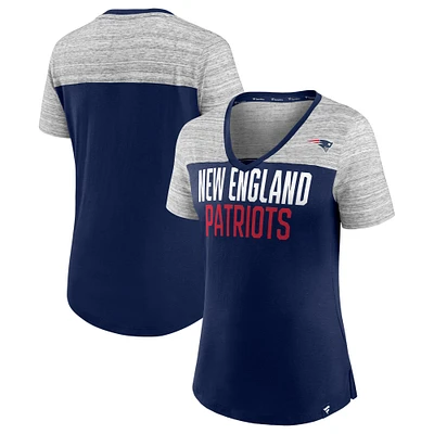 T-shirt à col en V Fanatics pour femmes bleu marine/gris chiné des New England Patriots Close Quarters