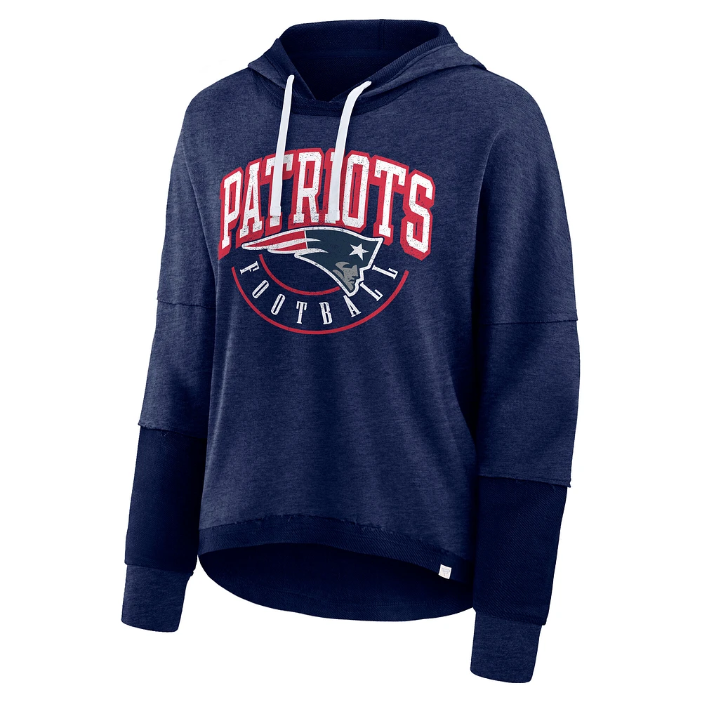 Sweat à capuche pour femmes Fanatics Navy New England Patriots Lightewight Modest Crop Lounge Casque Arch