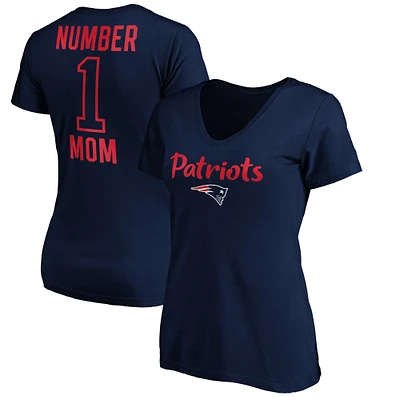 T-shirt à col en V avec logo de l'équipe maman #1 Fanatics Navy New England Patriots pour femmes