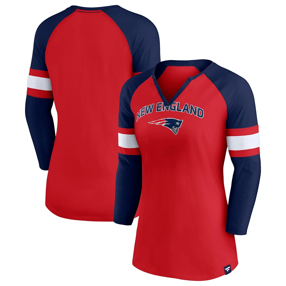 T-shirt Fanatics pour femmes rouge/marine New England Patriots Arch Raglan à manches 3/4 et col cranté