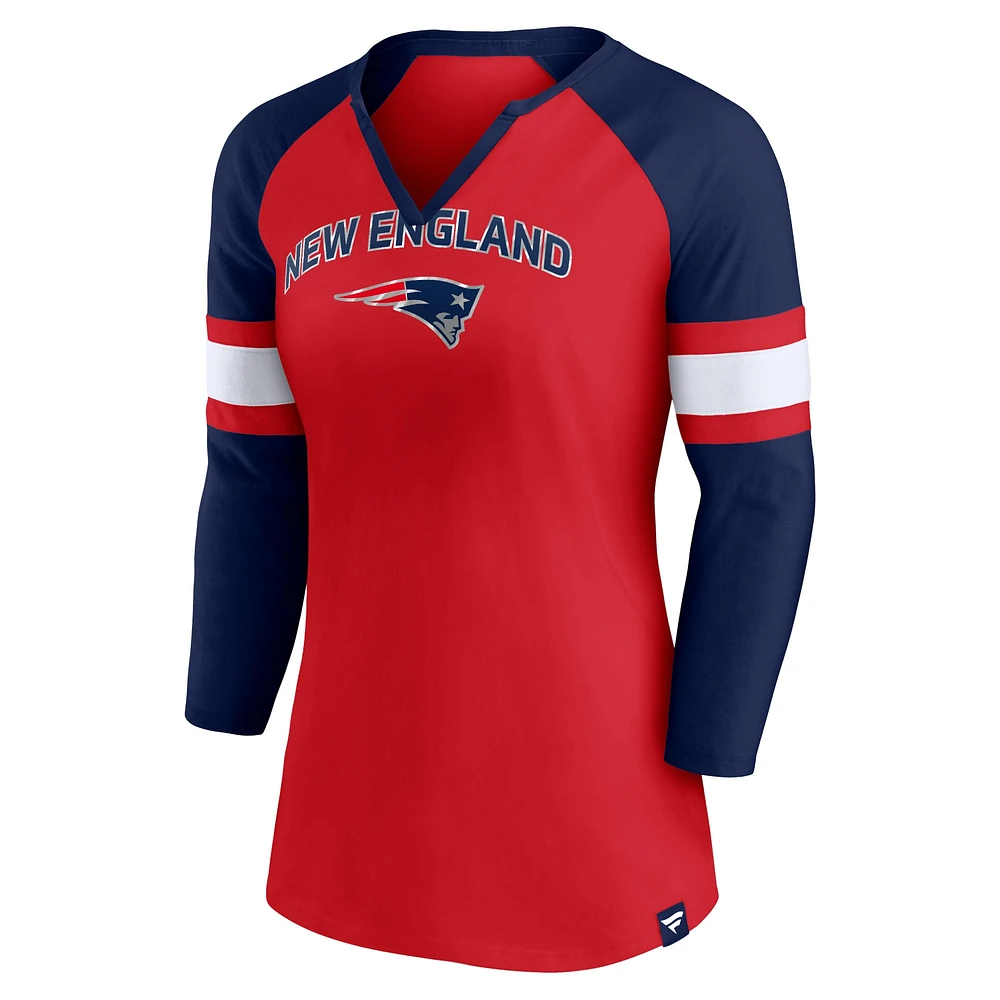 T-shirt Fanatics pour femmes rouge/marine New England Patriots Arch Raglan à manches 3/4 et col cranté