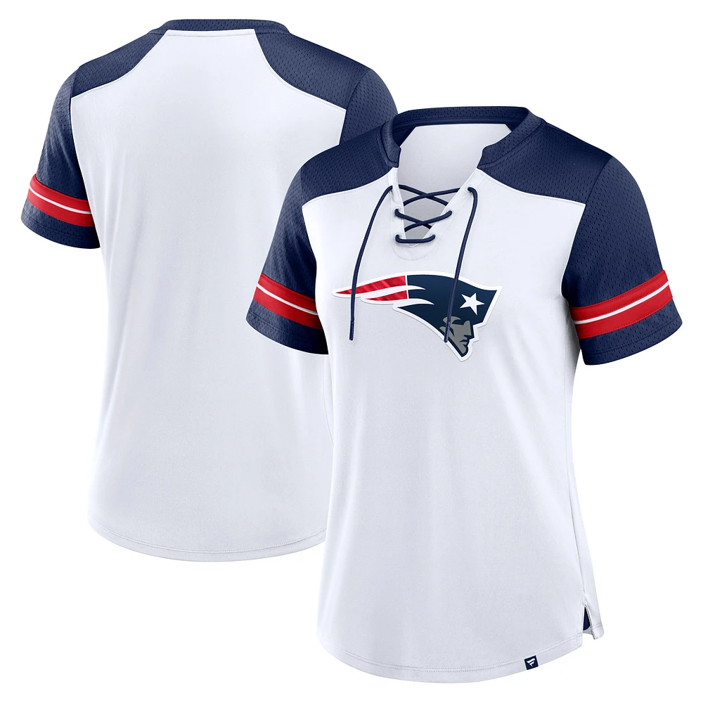 T-shirt à lacets primaire déjoué des New England Patriots Fanatics blanc/bleu marine pour femmes