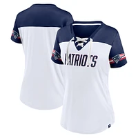 T-shirt blanc à lacets et col en V Fanatics pour femmes des New England Patriots Dueling Slant