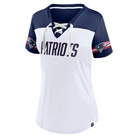 T-shirt blanc à lacets et col en V Fanatics pour femmes des New England Patriots Dueling Slant