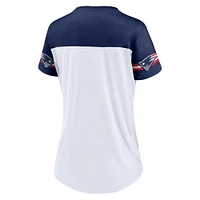 T-shirt blanc à lacets et col en V Fanatics pour femmes des New England Patriots Dueling Slant