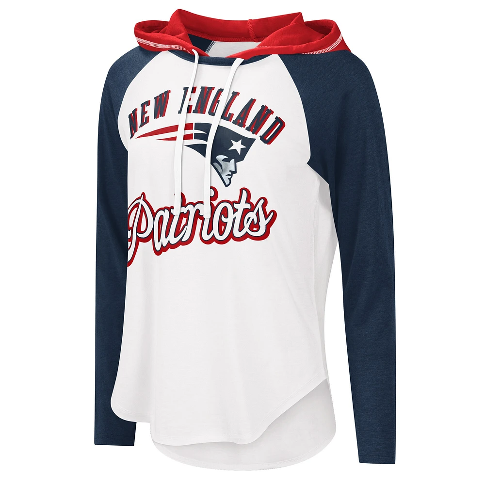 T-shirt à manches longues pour femme G-III 4Her by Carl Banks New England Patriots MVP Raglan Sweat capuche blanc