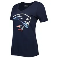 T-shirt à col en V bleu marine New England Patriots Ink Dye Sideline pour femme Era