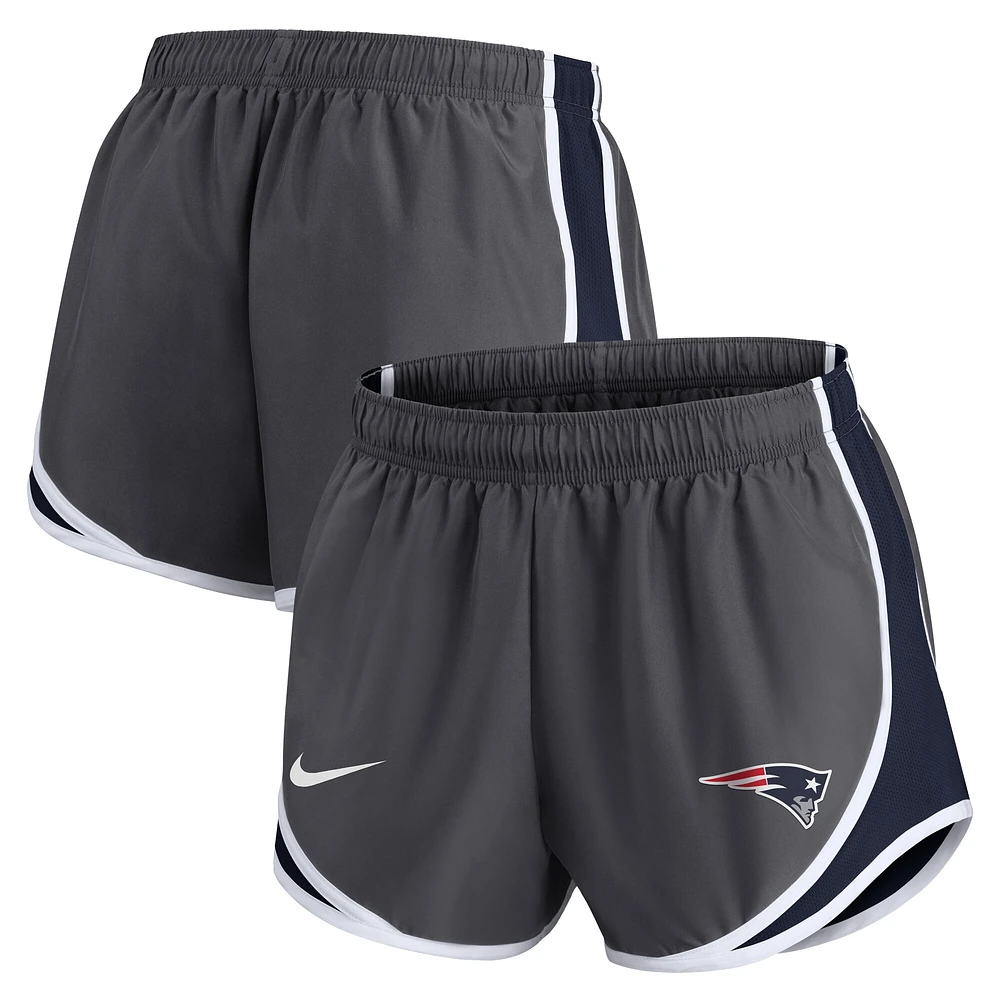 Short Performance Tempo pour femme avec logo des New England Patriots Nike, anthracite