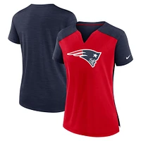 T-shirt à encolure crantée Nike New England Patriots Impact Exceed Performance pour femme, rouge/bleu marine