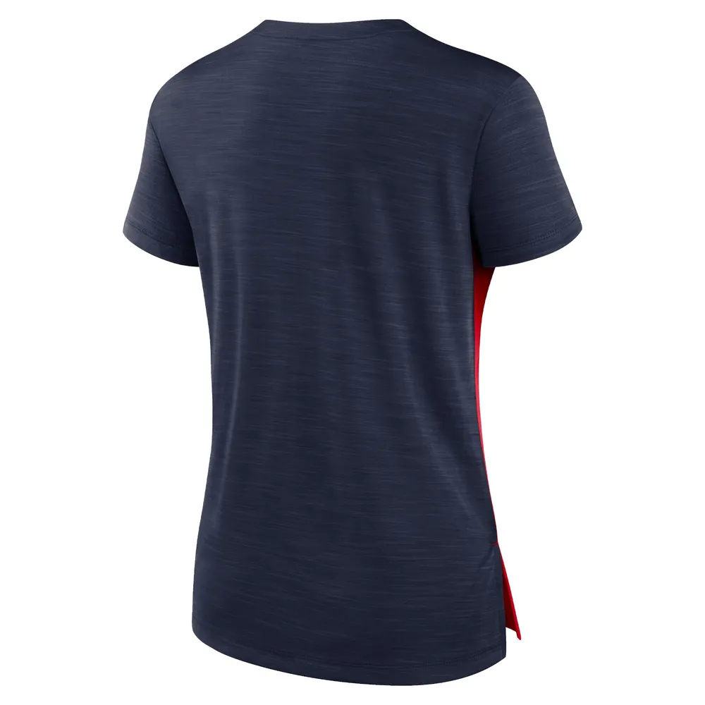 T-shirt à encolure crantée Nike New England Patriots Impact Exceed Performance pour femme, rouge/bleu marine