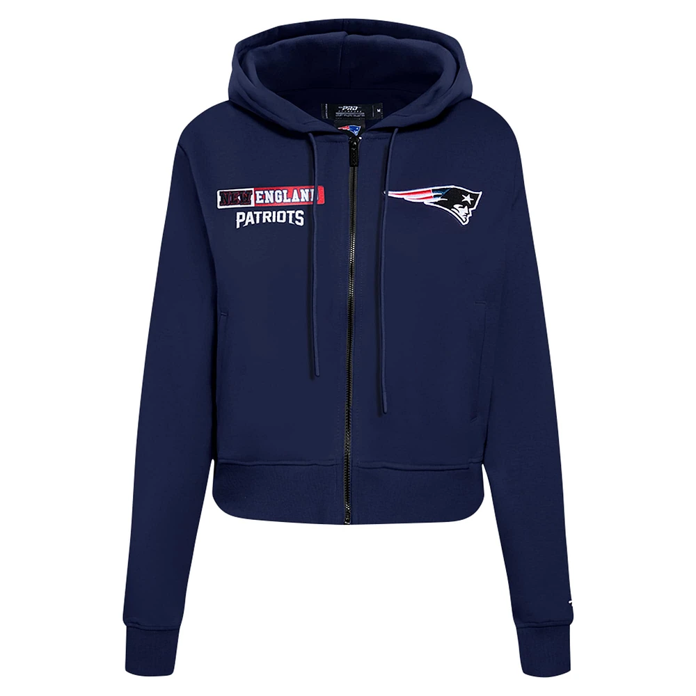 Sweat à capuche zippé avec logo fendu Pro Standard bleu marine pour femme des New England Patriots