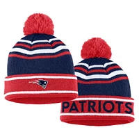 Women's WEAR by Erin Andrews Rouge New England Patriots Colorblock Bonnet en tricot à revers avec pompon et écharpe