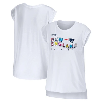 WEAR pour femmes par Erin Andrews T-shirt blanc New England Patriots Salutations de Muscle