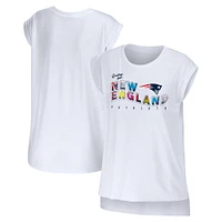 WEAR pour femmes par Erin Andrews T-shirt blanc New England Patriots Salutations de Muscle