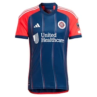 Maillot de joueur authentique adidas DeJuan Jones New England Revolution 2024 Boston Tea Party pour homme