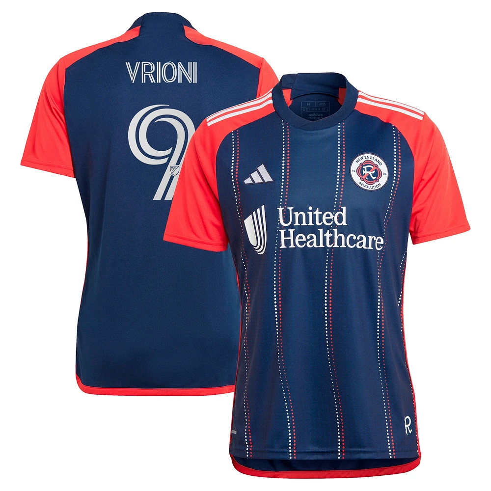 Maillot de joueur adidas Giacomo Vrioni bleu marine New England Revolution 2024 Boston Tea Party Replica pour homme