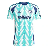 Maillot de joueur authentique adidas Tomás Chancalay New England Revolution 2025 Eastern White Pine x Flag of pour homme