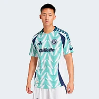 Maillot authentique adidas New England Revolution 2025 Eastern White Pine x Flag of pour homme